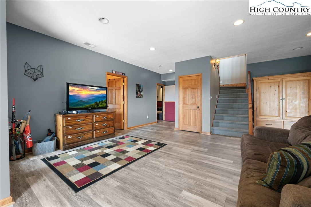 Image number 3 for the current listing