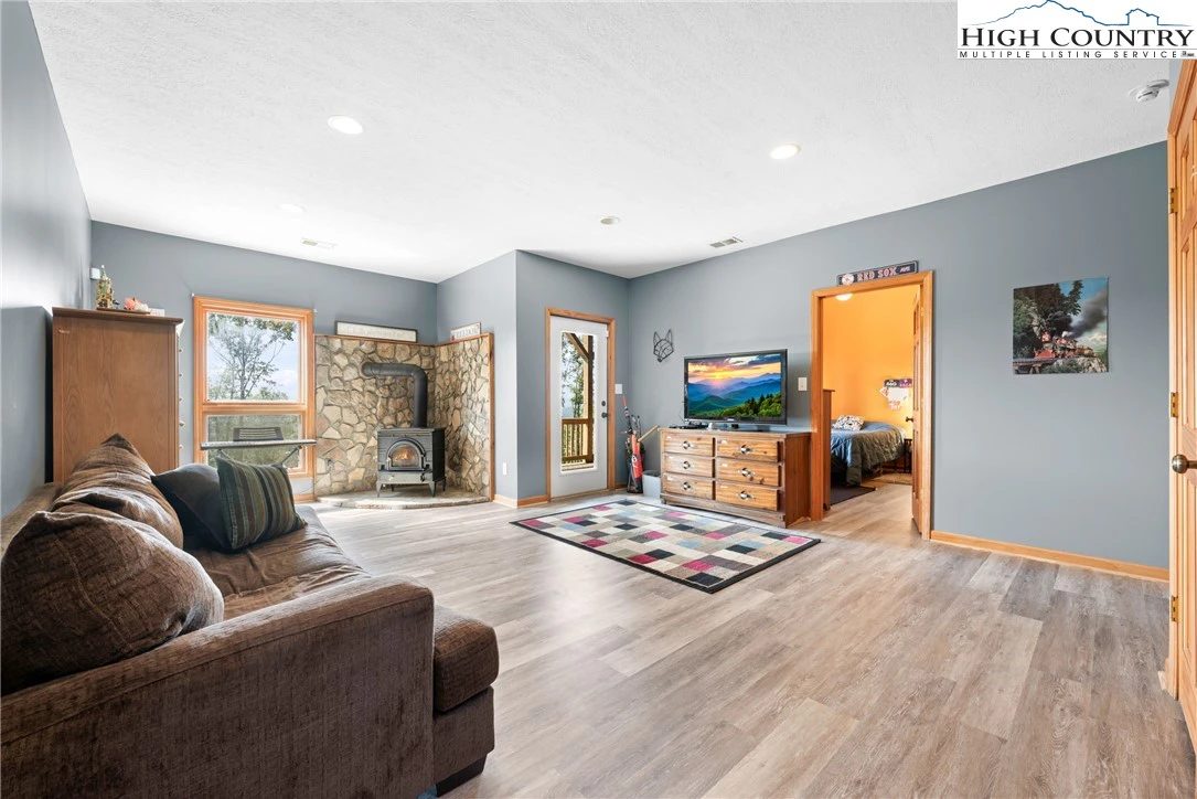 Image number 4 for the current listing