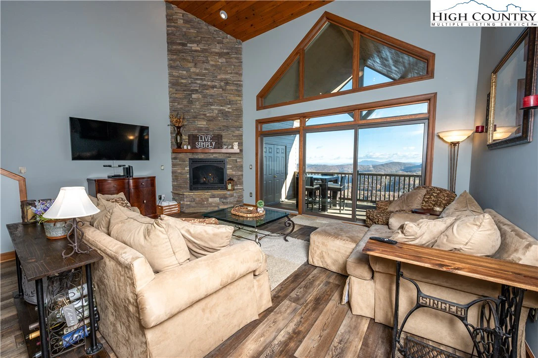 Image number 19 for the current listing