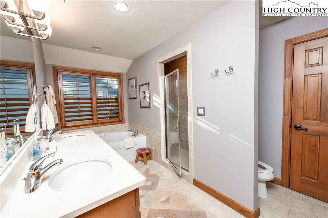Image number 17 for the current listing