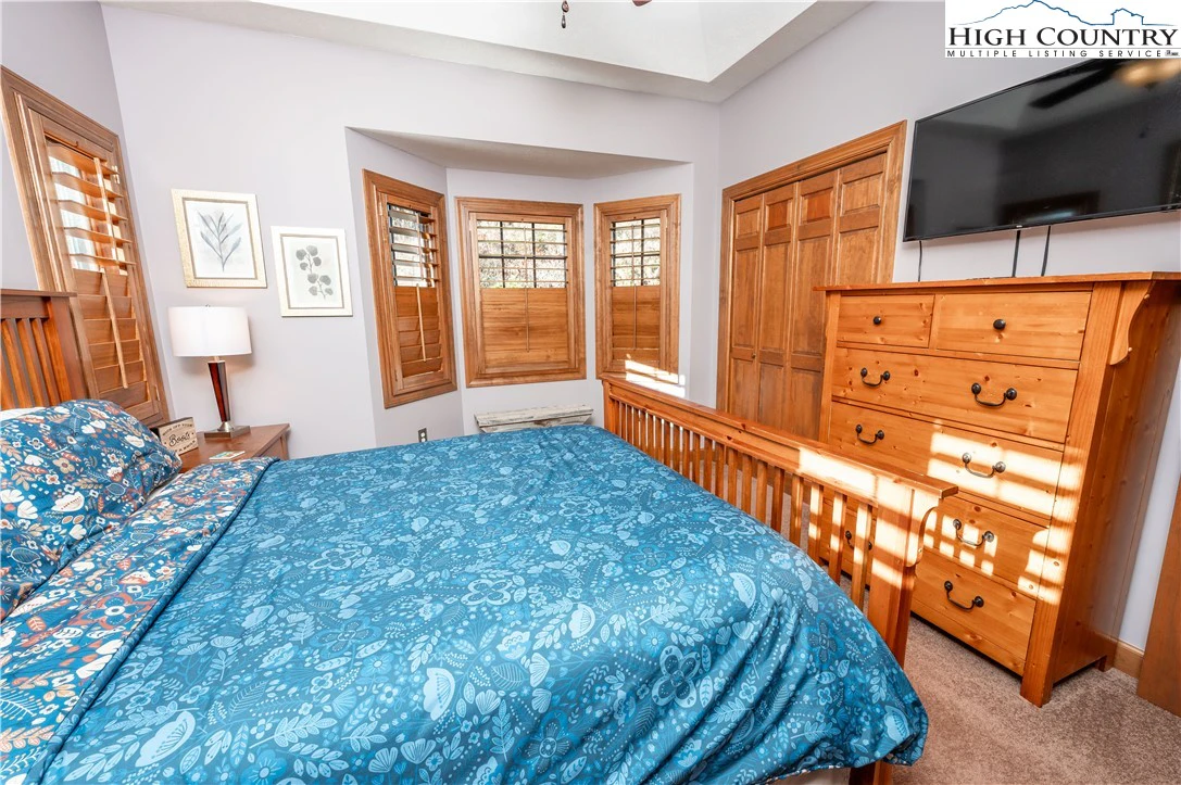 Image number 13 for the current listing