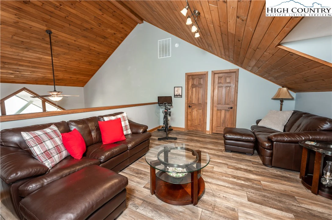 Image number 11 for the current listing