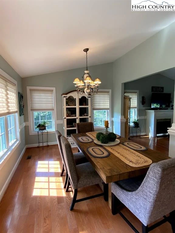 Image number 4 for the current listing