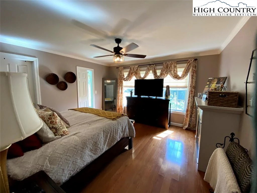Image number 5 for the current listing