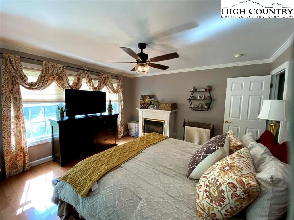 Image number 7 for the current listing