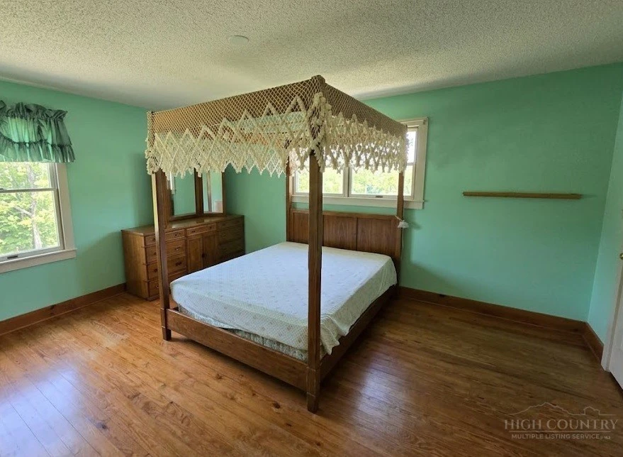 Image number 10 for the current listing