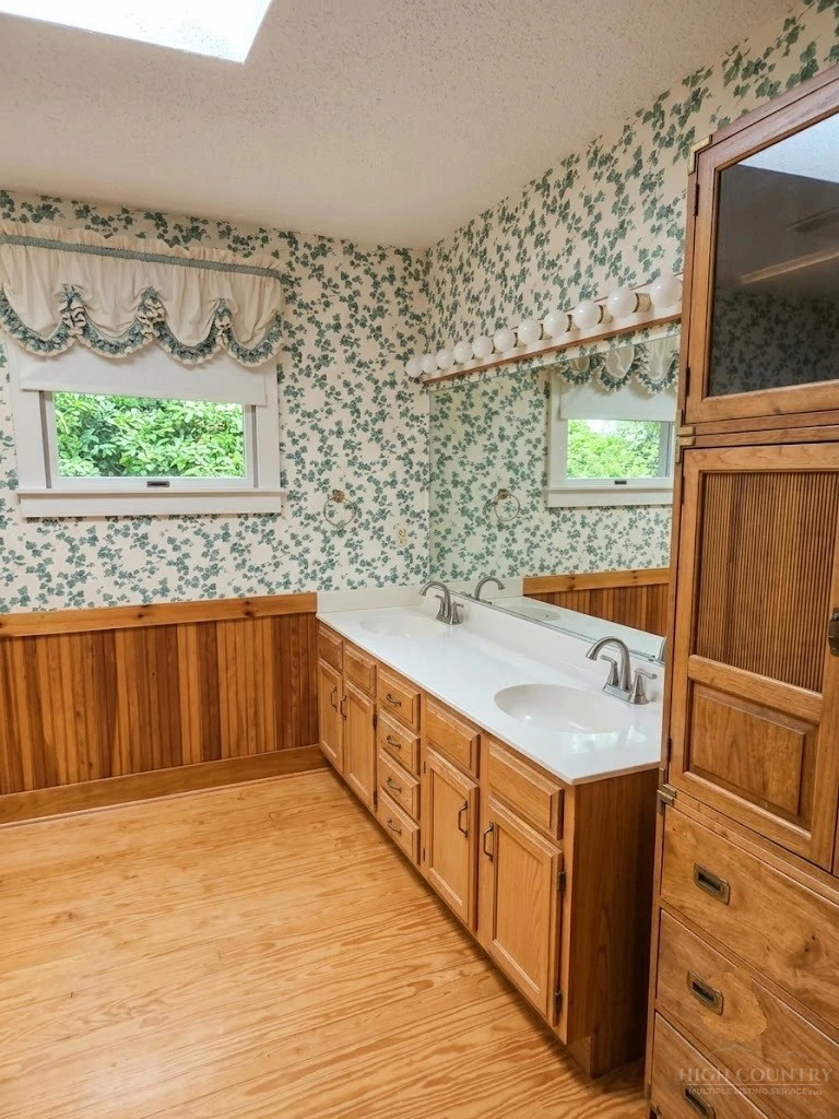 Image number 12 for the current listing