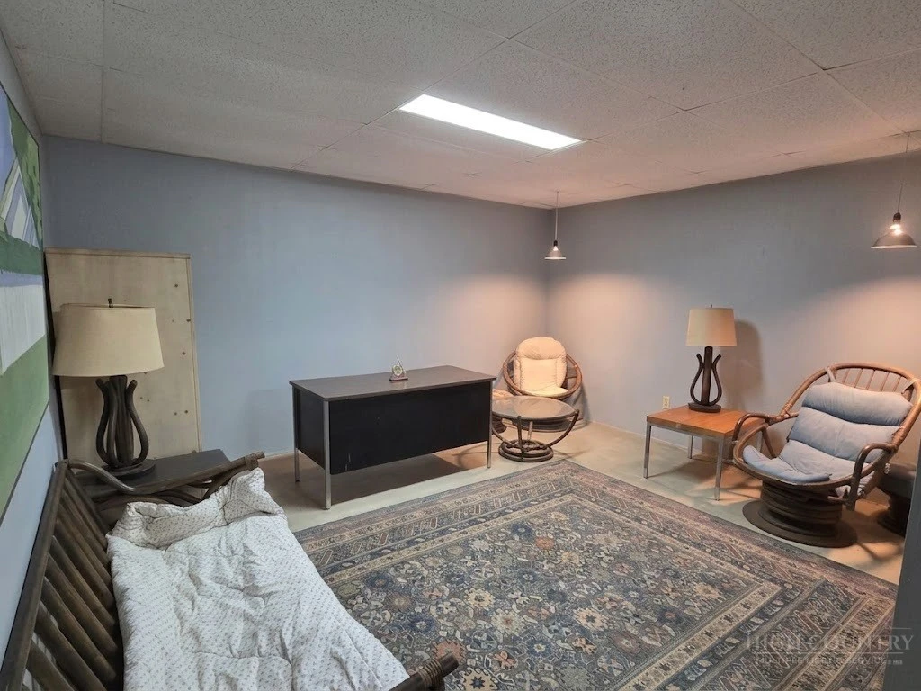 Image number 15 for the current listing
