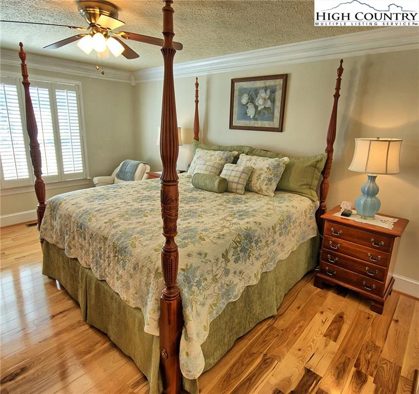 Image number 9 for the current listing