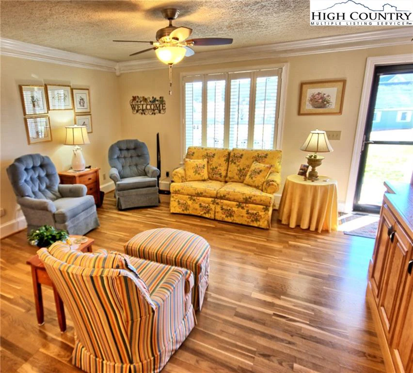Image number 2 for the current listing