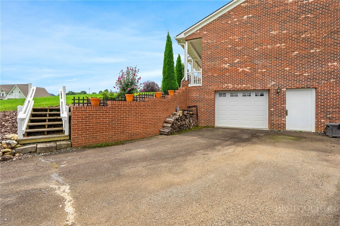 Image number 5 for the current listing