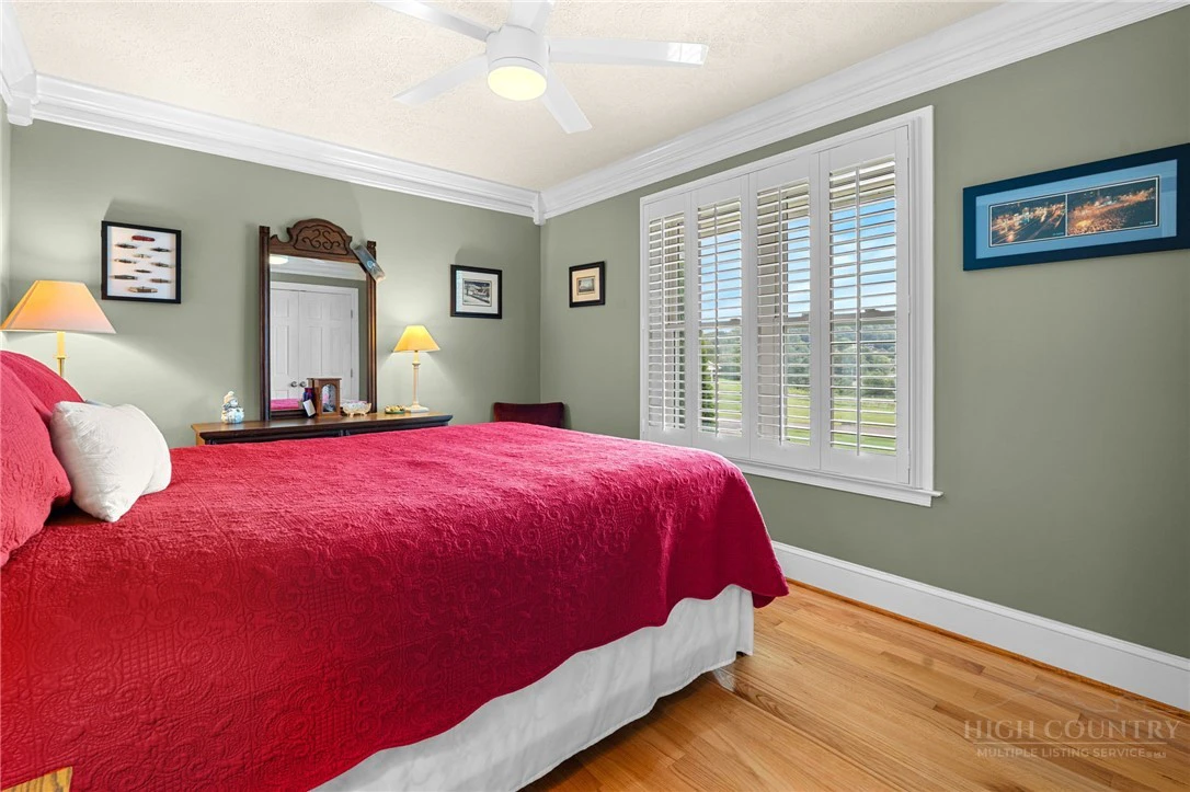 Image number 19 for the current listing