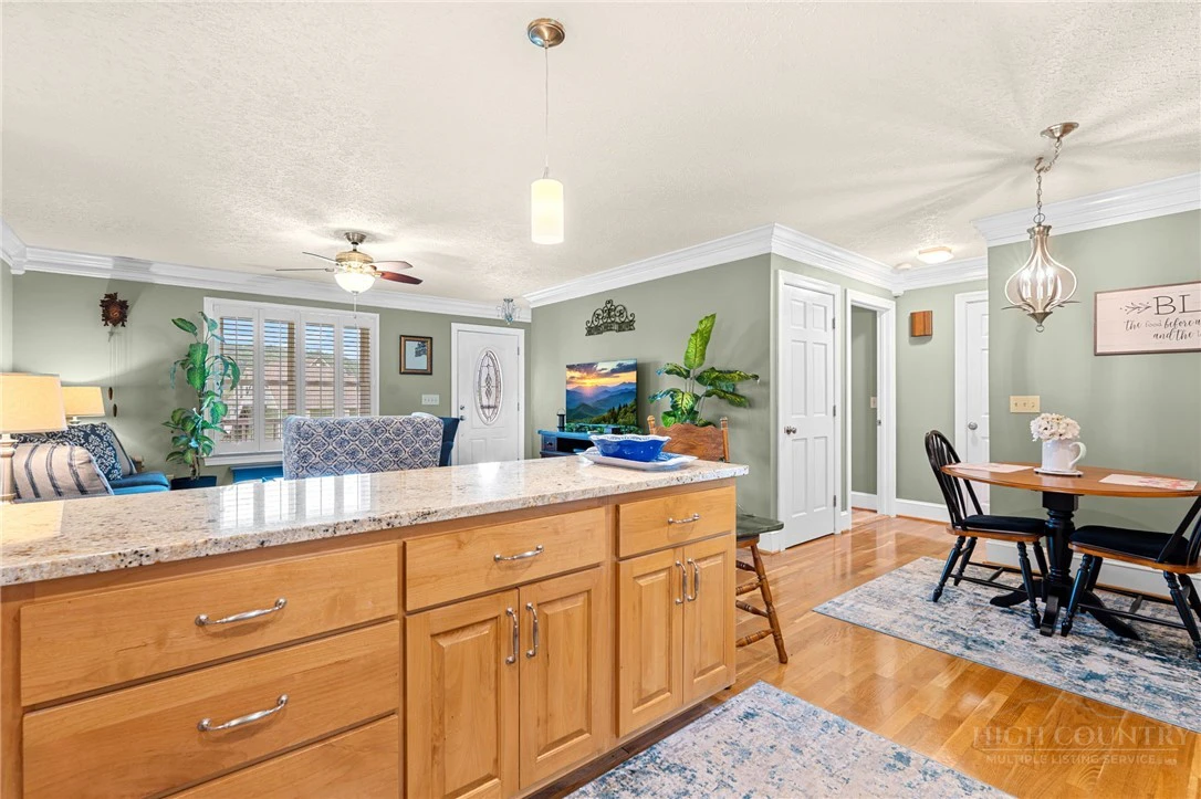 Image number 17 for the current listing