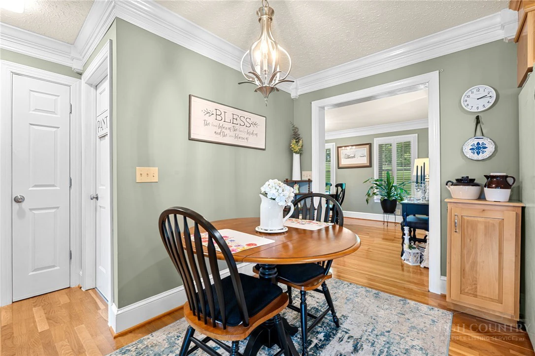 Image number 11 for the current listing