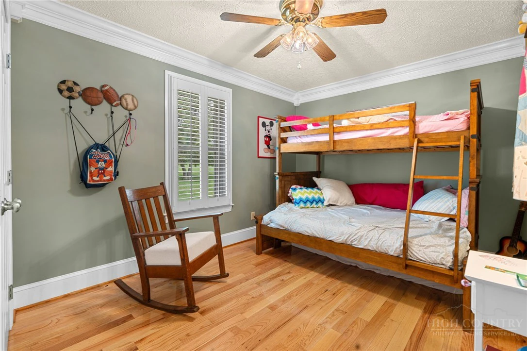 Image number 21 for the current listing