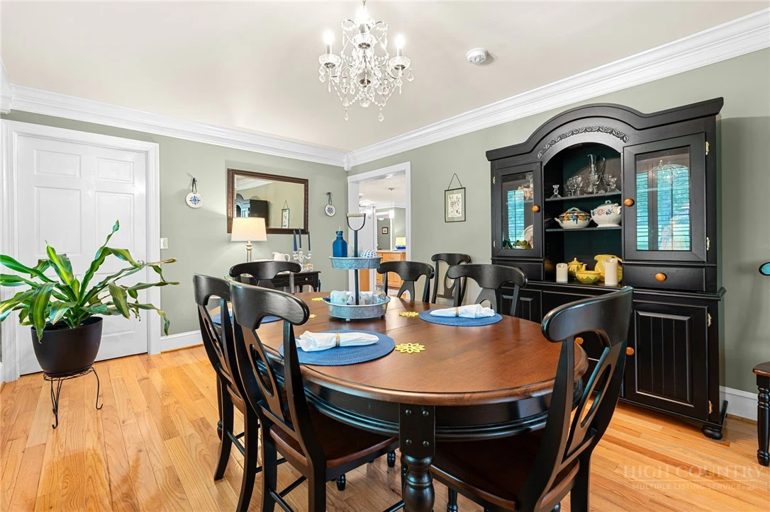 Image number 13 for the current listing