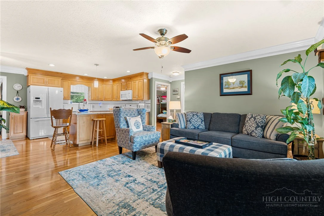 Image number 10 for the current listing