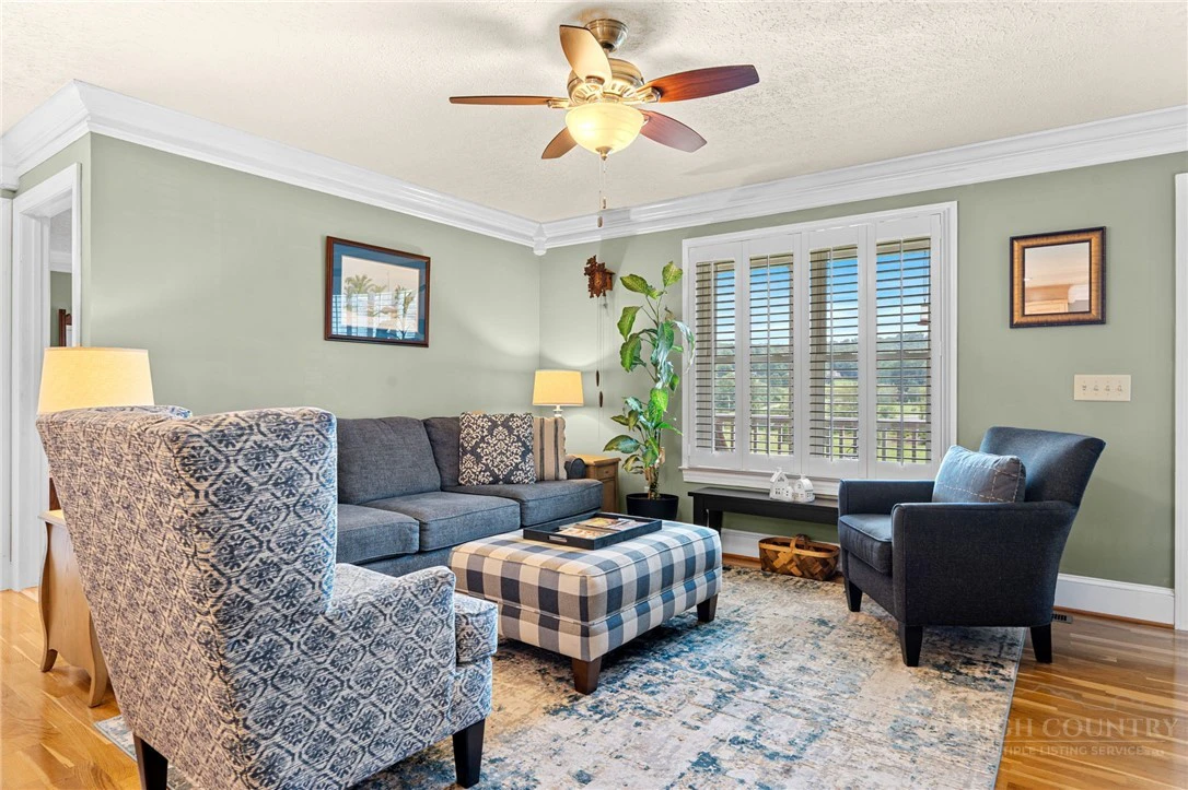 Image number 8 for the current listing