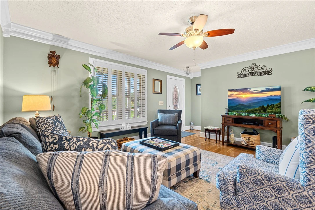 Image number 9 for the current listing