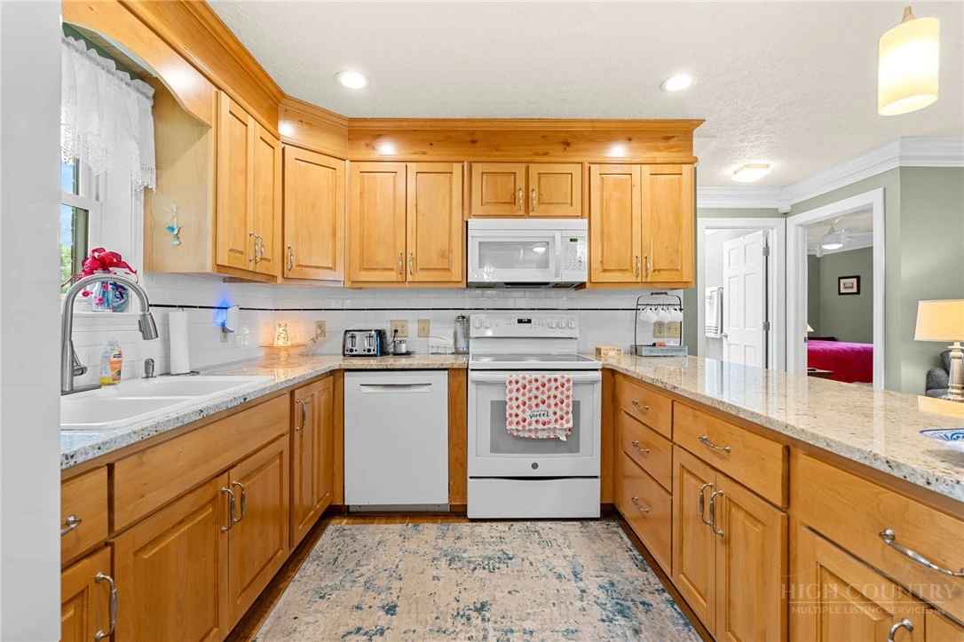 Image number 14 for the current listing