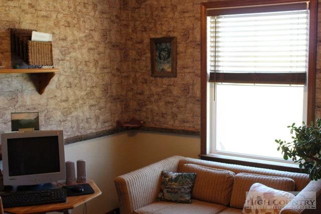 Image number 5 for the current listing