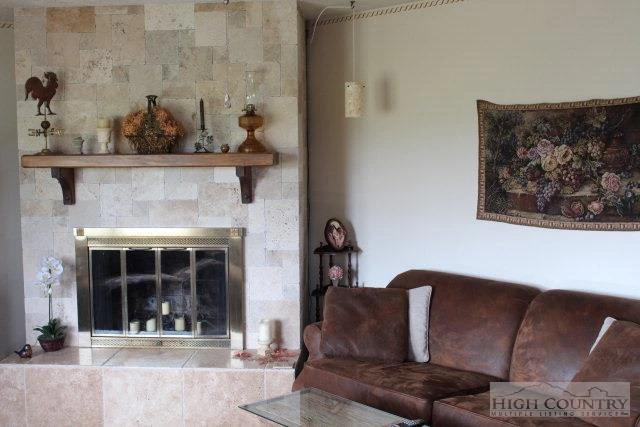 Image number 17 for the current listing