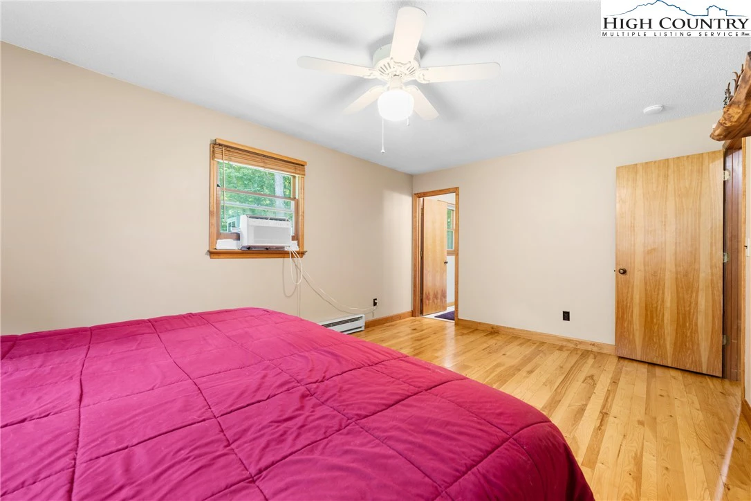 Image number 4 for the current listing