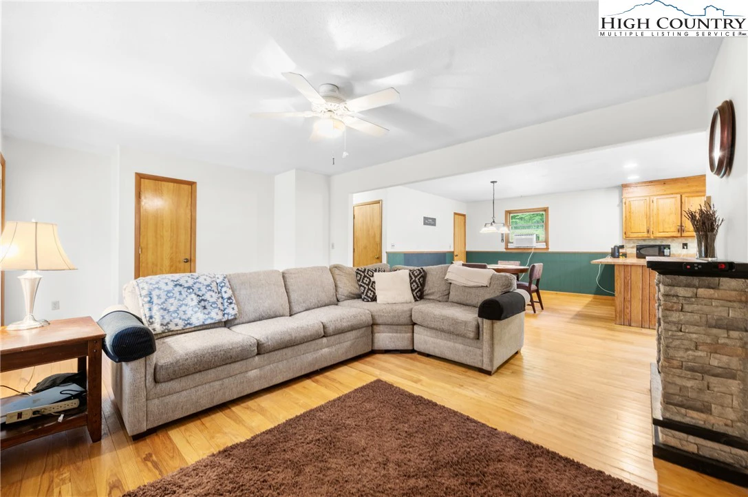 Image number 11 for the current listing