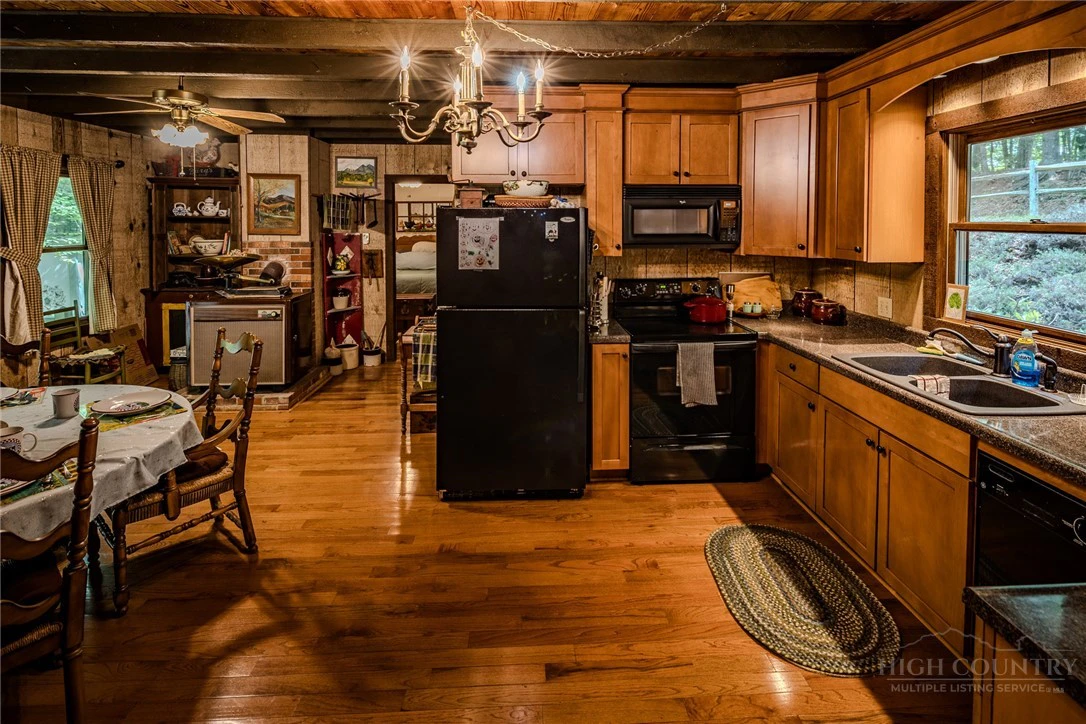 Image number 21 for the current listing