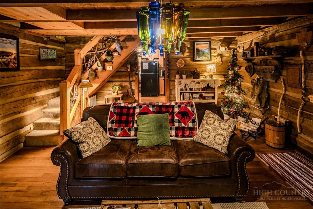 Image number 18 for the current listing