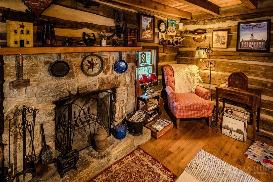 Image number 19 for the current listing