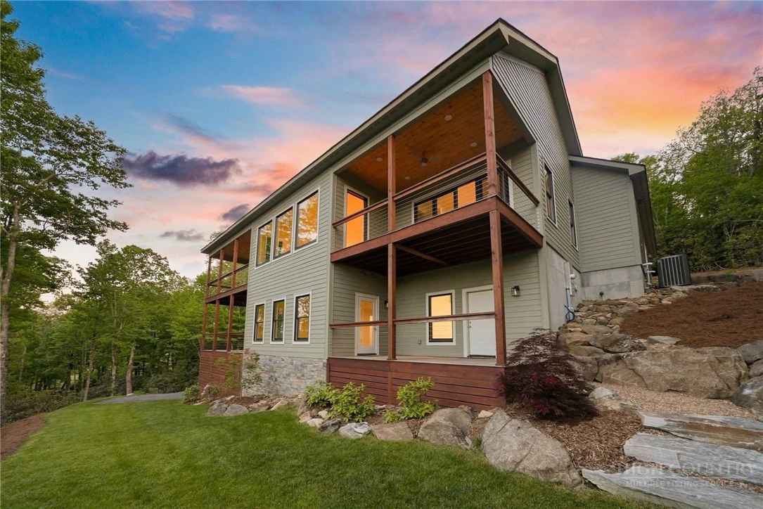Image number 1 for the current listing