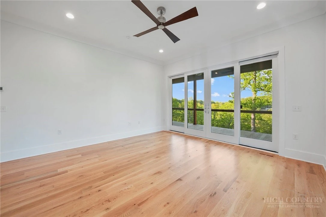 Image number 8 for the current listing