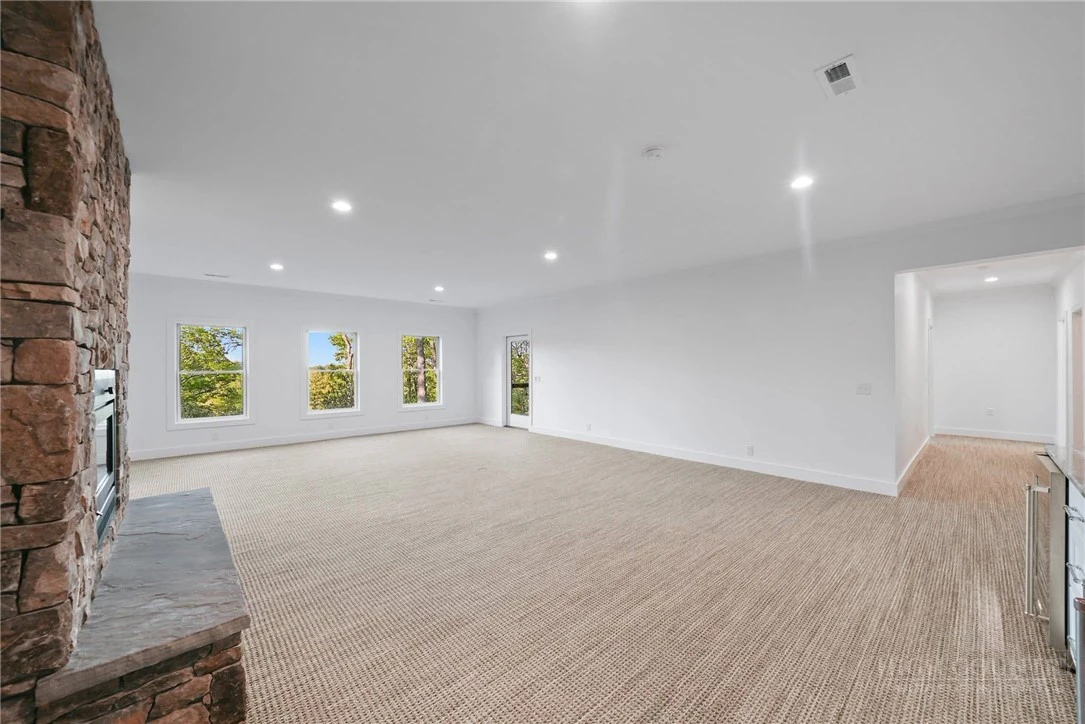 Image number 11 for the current listing