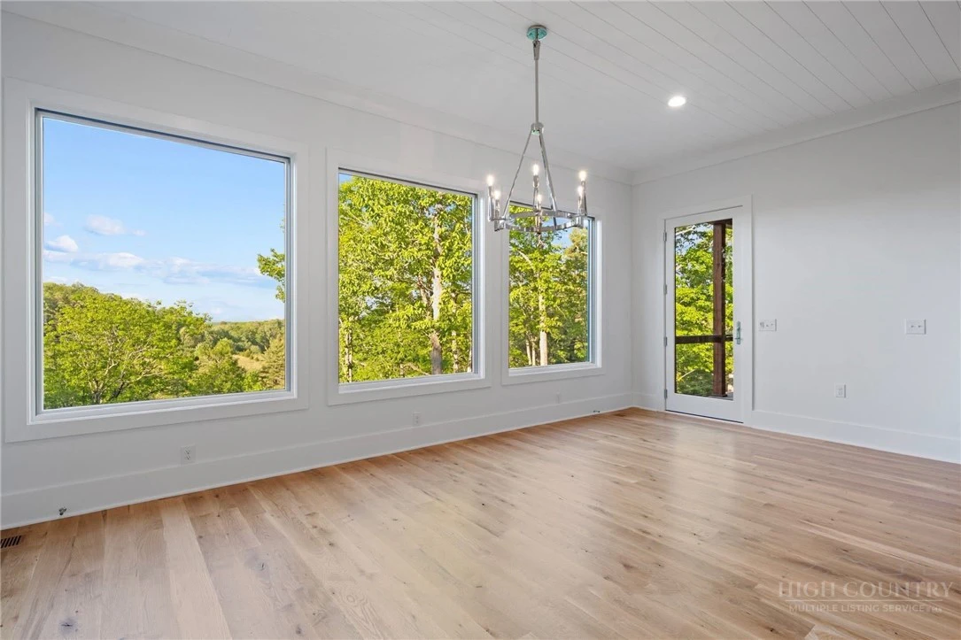 Image number 13 for the current listing