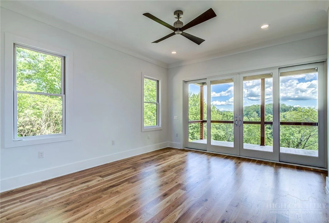 Image number 14 for the current listing