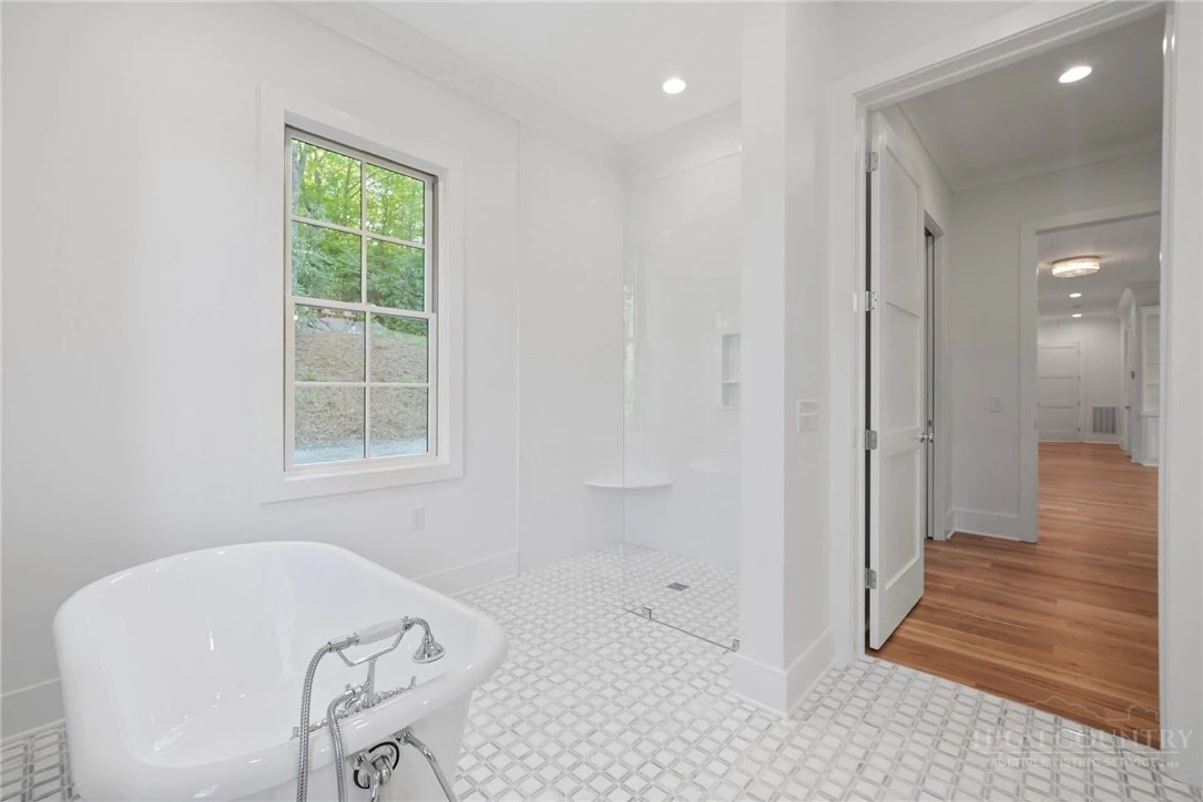 Image number 15 for the current listing