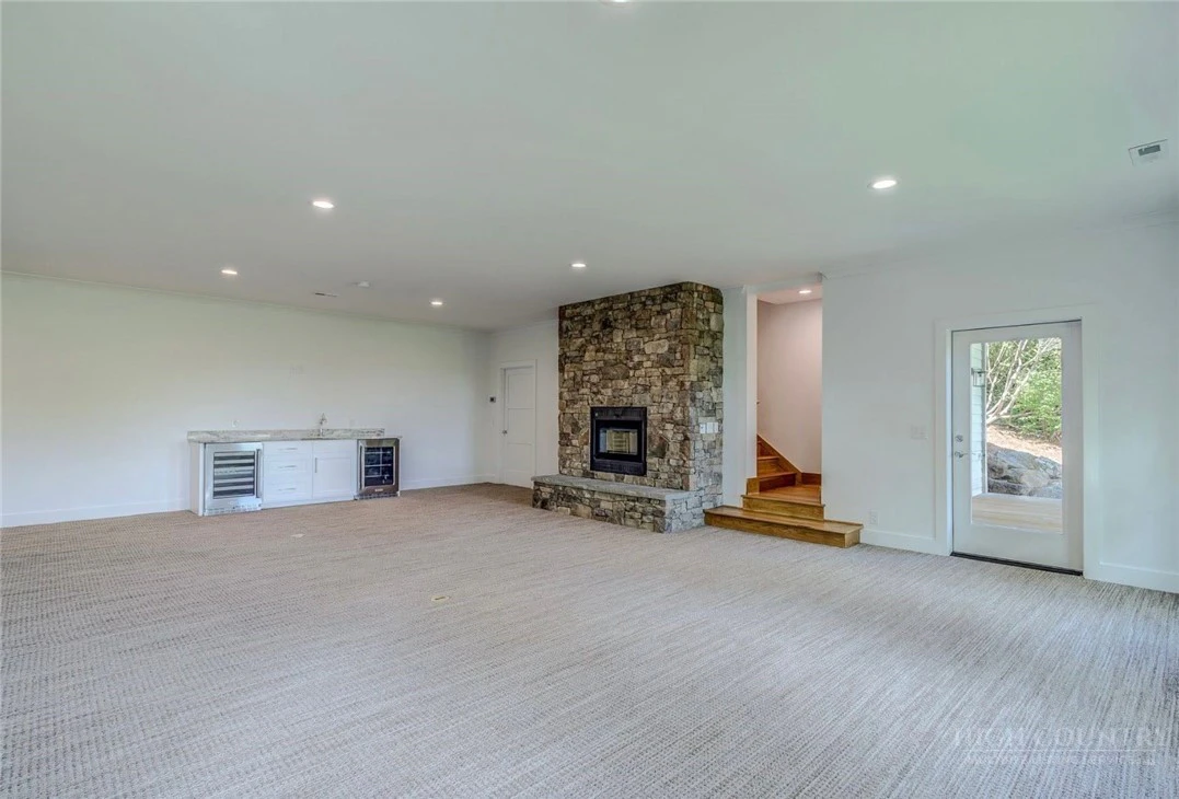Image number 17 for the current listing