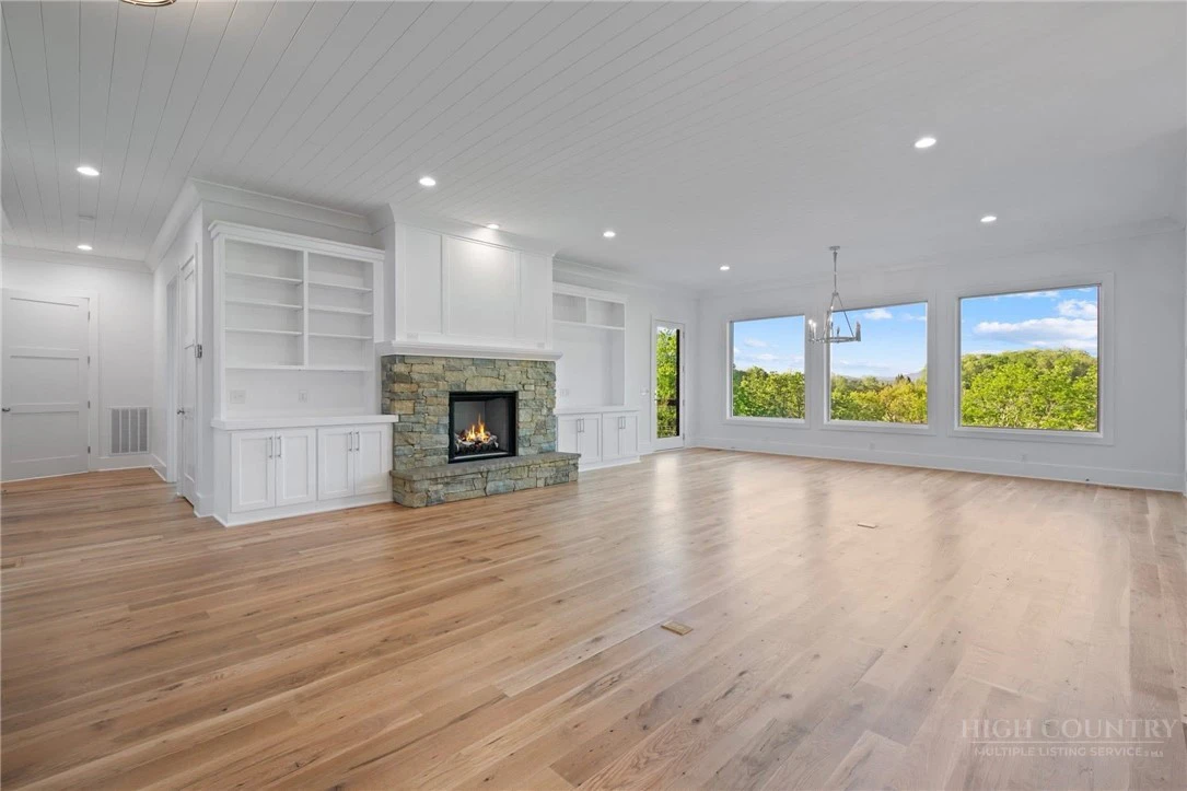 Image number 19 for the current listing