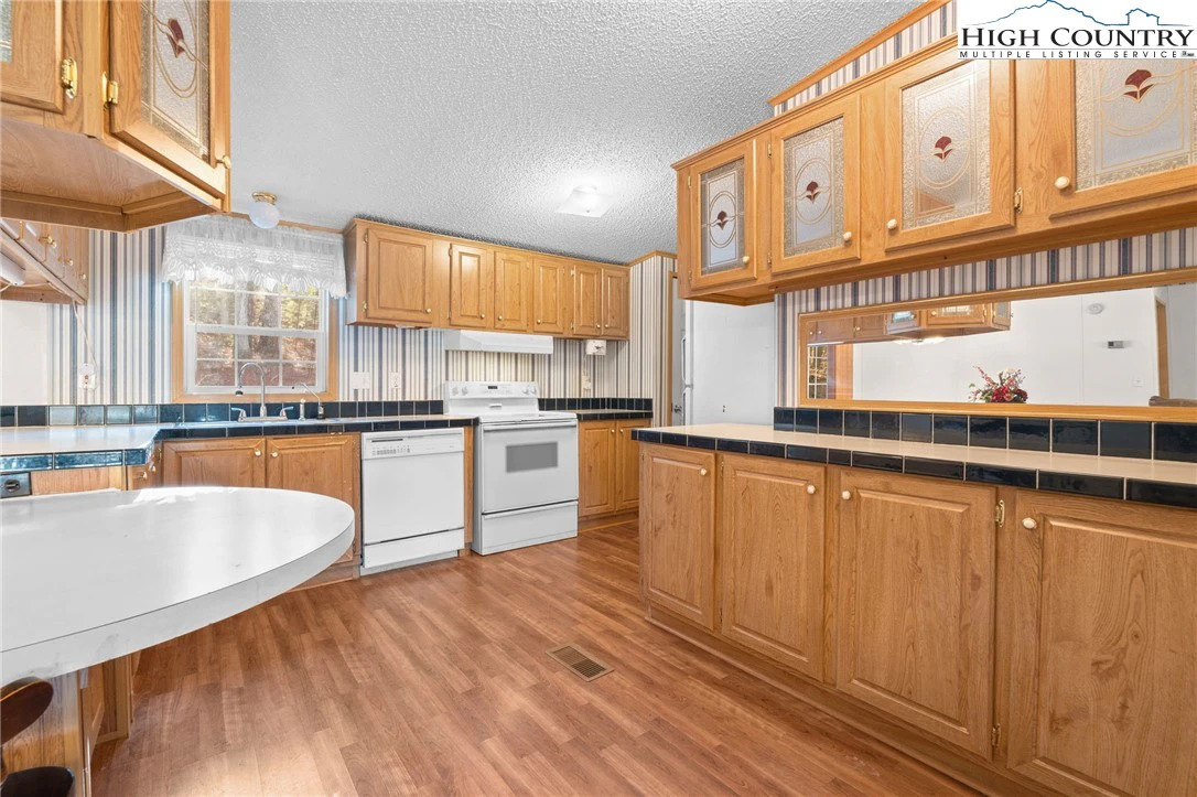 Image number 19 for the current listing