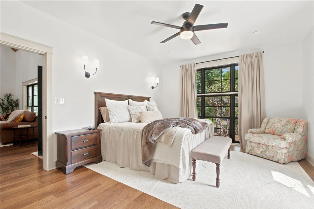 Image number 19 for the current listing