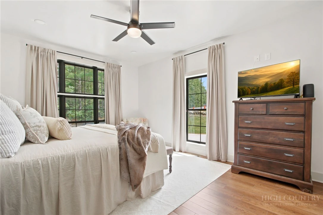 Image number 20 for the current listing