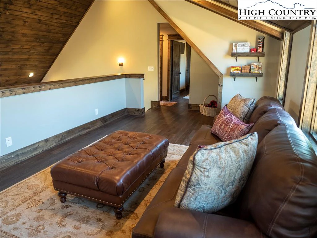 Image number 4 for the current listing