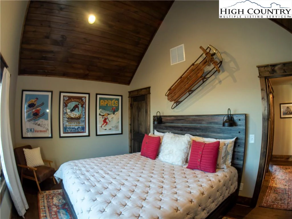 Image number 11 for the current listing