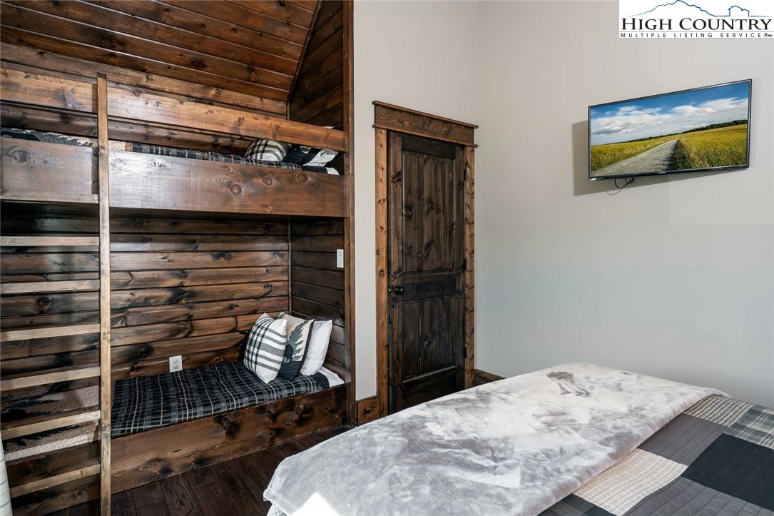 Image number 3 for the current listing