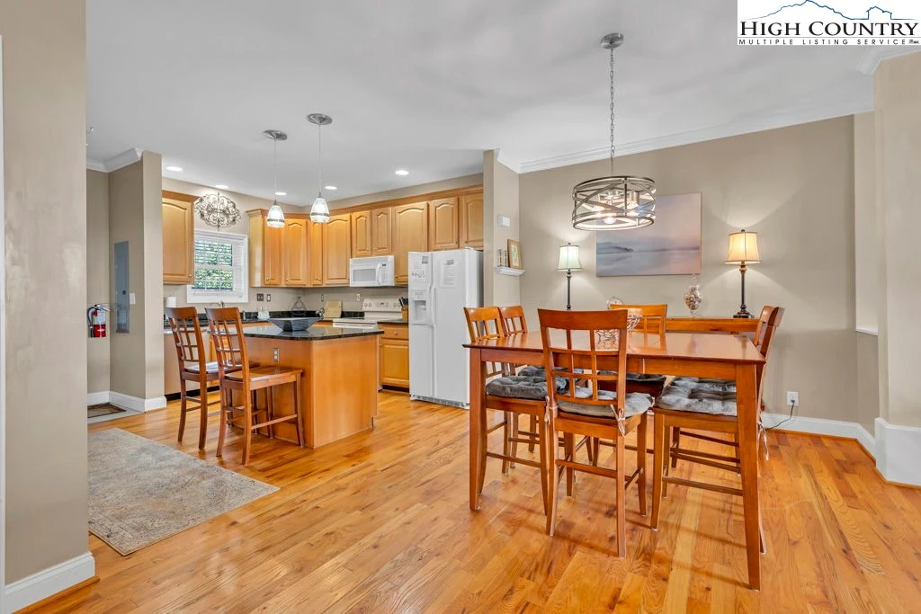 Image number 36 for the current listing