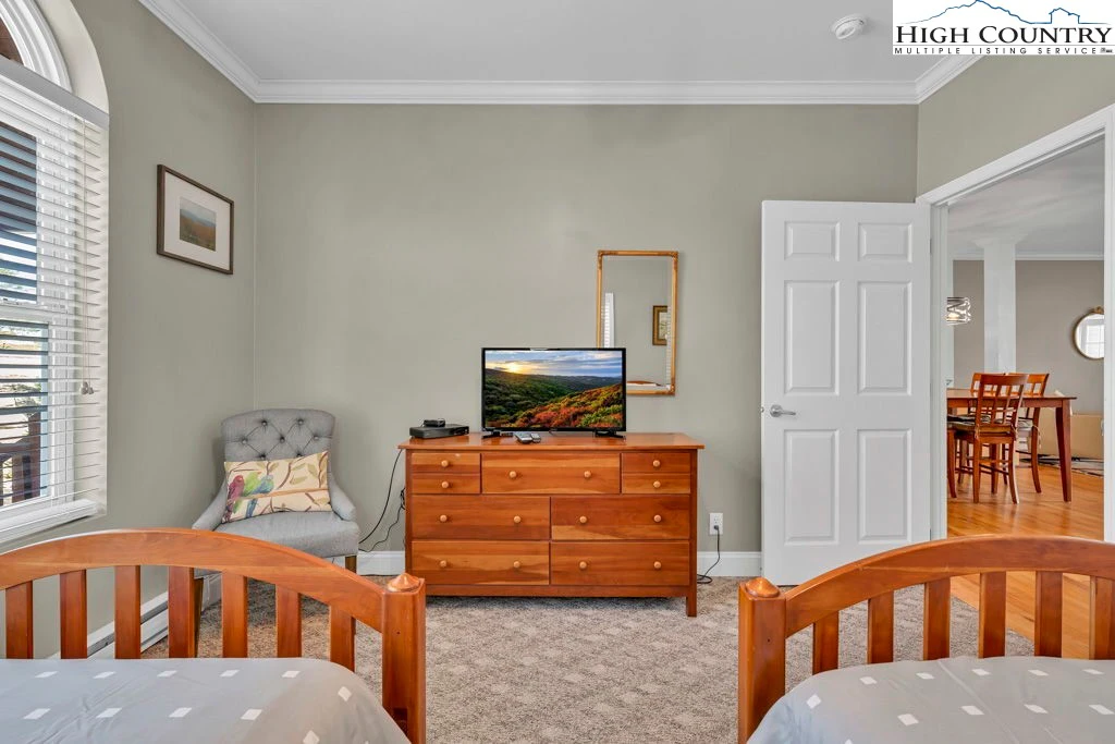 Image number 11 for the current listing