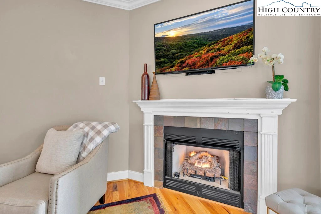 Image number 6 for the current listing