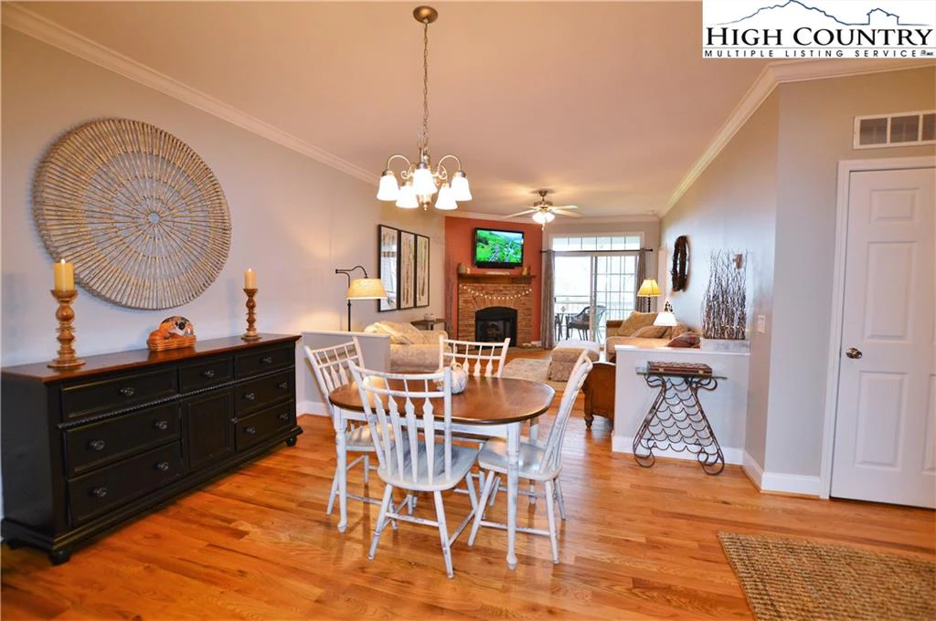 Image number 1 for the current listing