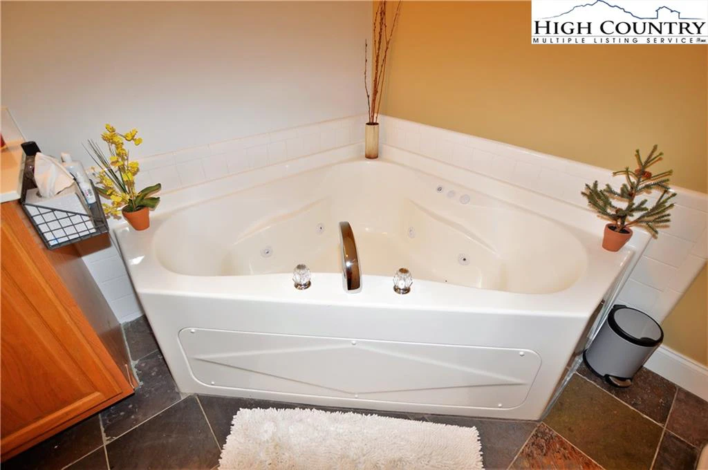 Image number 19 for the current listing